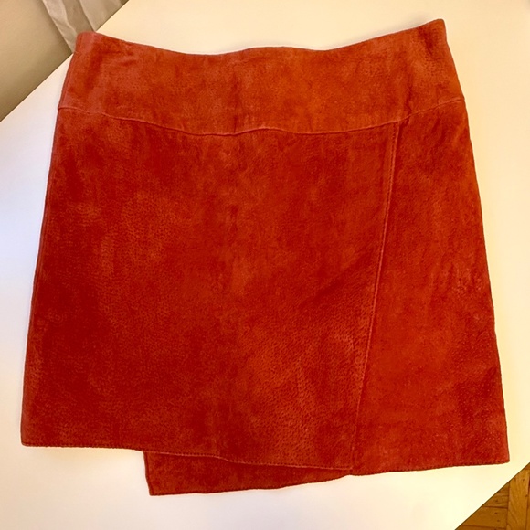 ❣️BNWOT❣️ 100% Leather Asymmetrical Forever 21 Contemporary Mini Skirt Size S - Picture 3 of 7